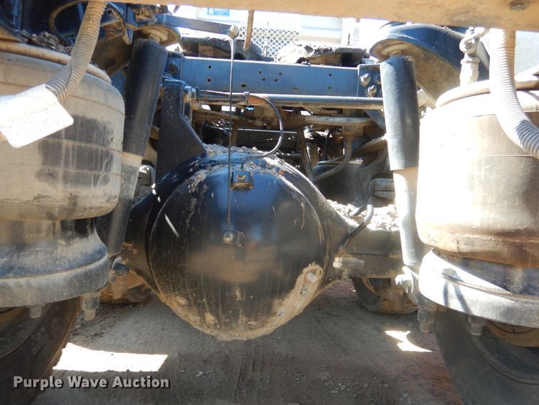 image for item DI2496 2014 Peterbilt 365 semi truck