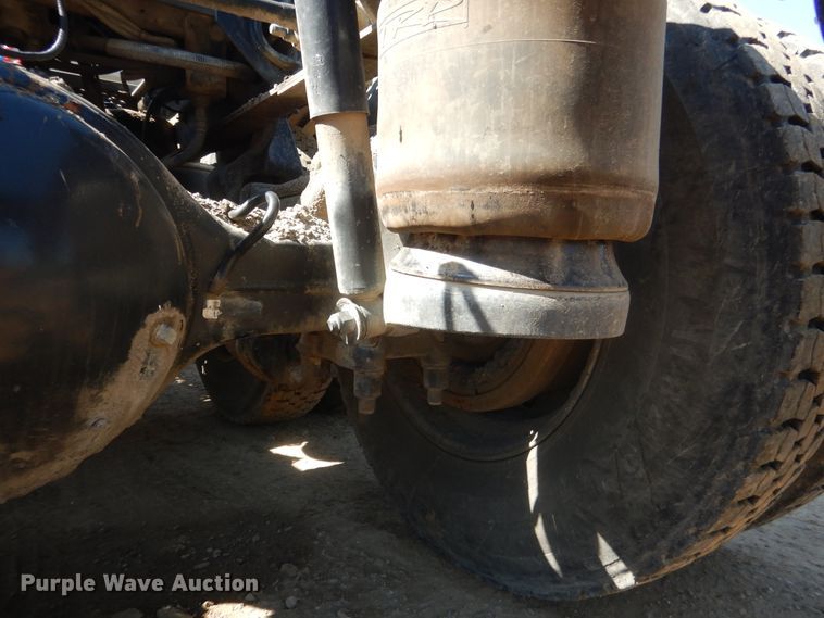 image for item DI2496 2014 Peterbilt 365 semi truck