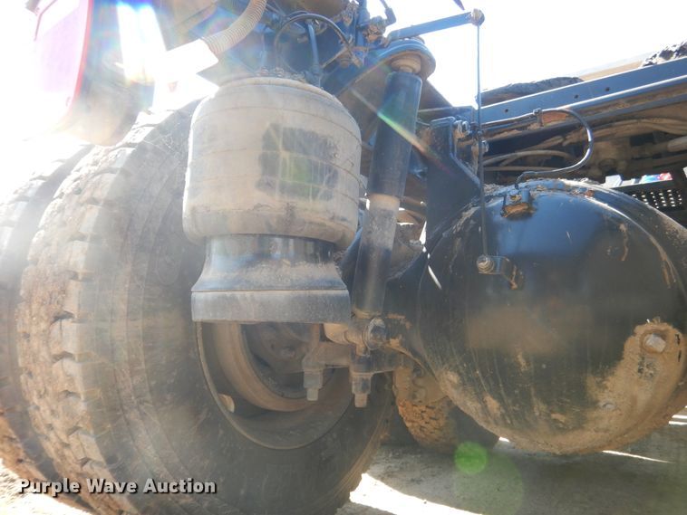 image for item DI2496 2014 Peterbilt 365 semi truck