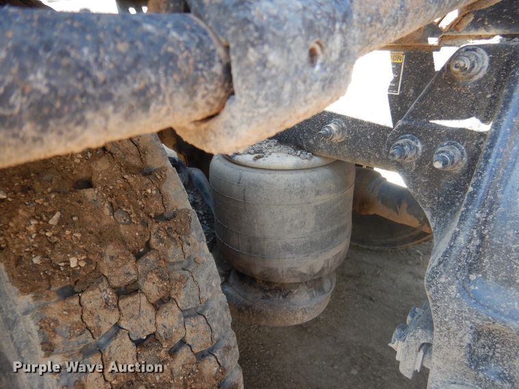 image for item DI2496 2014 Peterbilt 365 semi truck