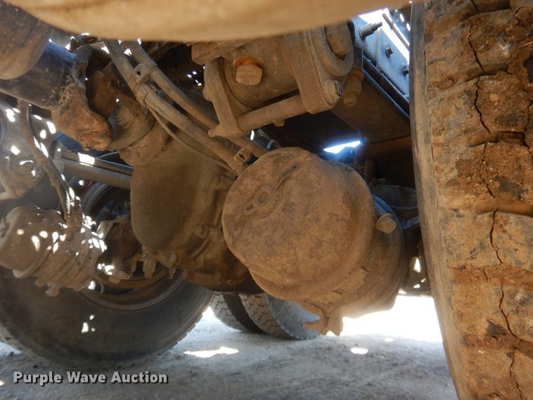 image for item DI2496 2014 Peterbilt 365 semi truck