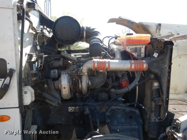 image for item DI2496 2014 Peterbilt 365 semi truck