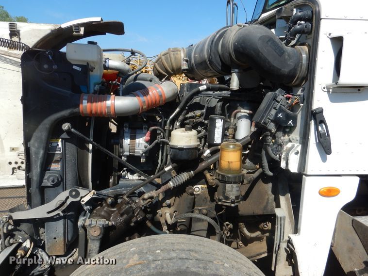 image for item DI2496 2014 Peterbilt 365 semi truck