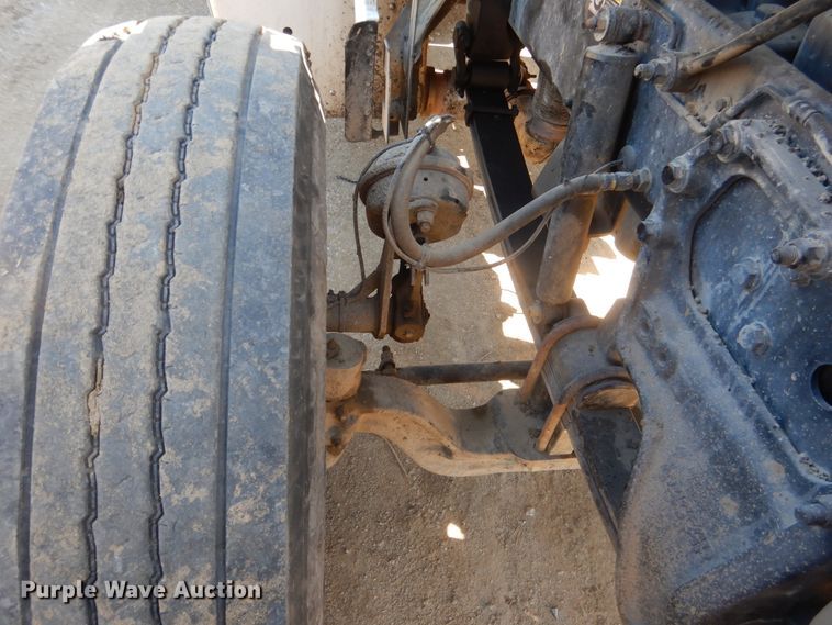 image for item DI2496 2014 Peterbilt 365 semi truck