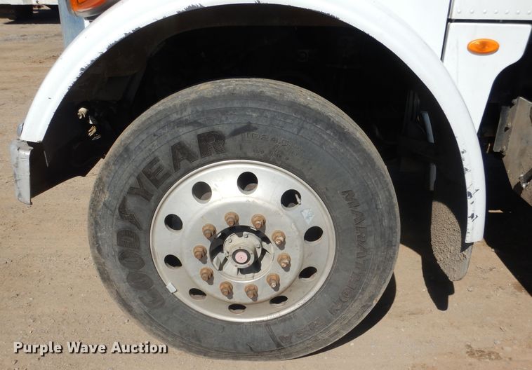 image for item DI2496 2014 Peterbilt 365 semi truck