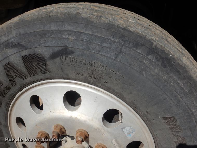 image for item DI2496 2014 Peterbilt 365 semi truck