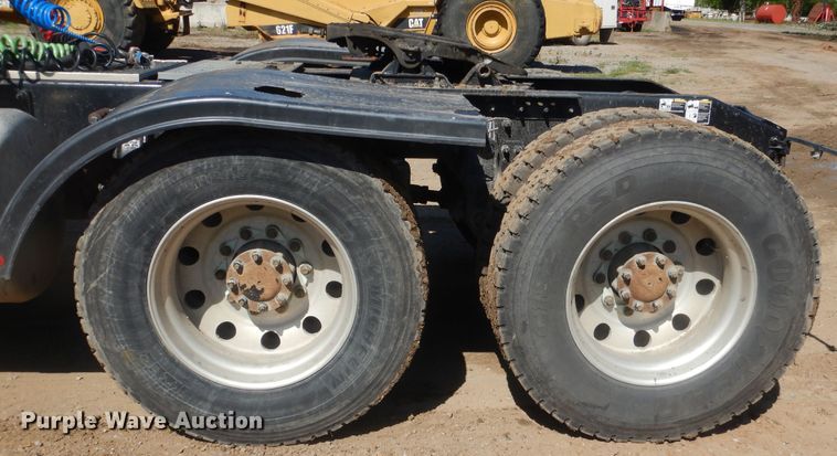 image for item DI2496 2014 Peterbilt 365 semi truck