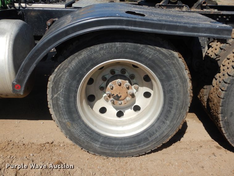 image for item DI2496 2014 Peterbilt 365 semi truck