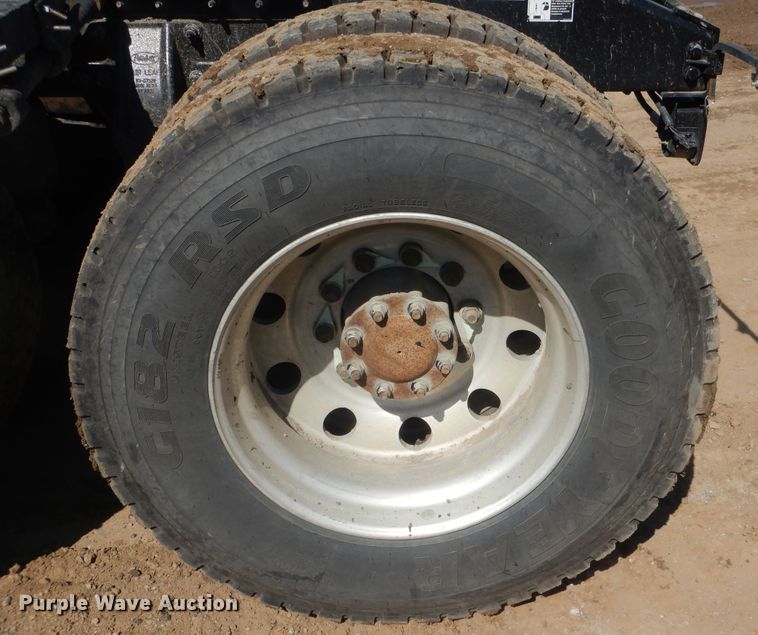 image for item DI2496 2014 Peterbilt 365 semi truck