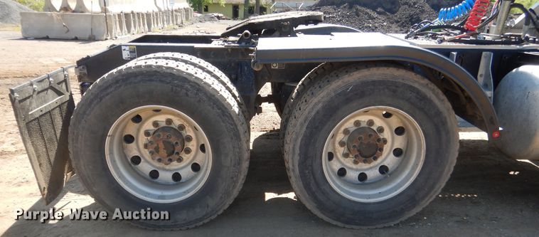 image for item DI2496 2014 Peterbilt 365 semi truck