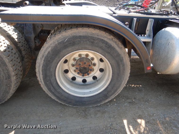 image for item DI2496 2014 Peterbilt 365 semi truck