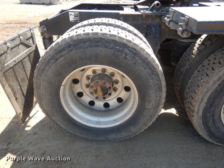 image for item DI2496 2014 Peterbilt 365 semi truck