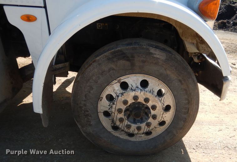 image for item DI2496 2014 Peterbilt 365 semi truck