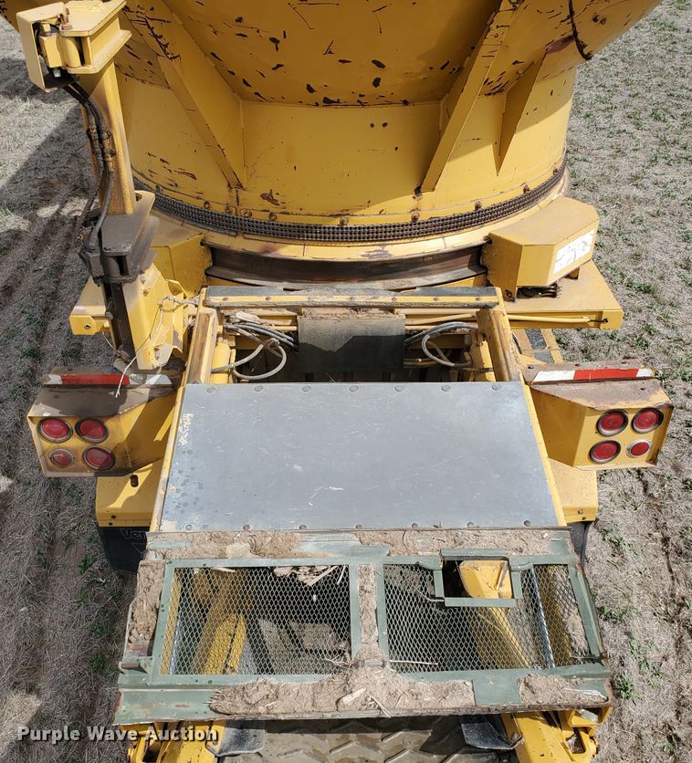 image for item DJ3117 1999 Vermeer TG525 tub grinder