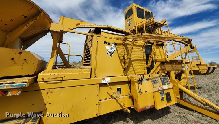 image for item DJ3117 1999 Vermeer TG525 tub grinder