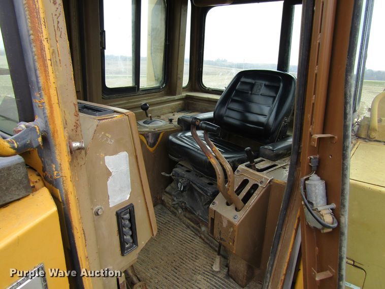 image for item FD9418 1986 Caterpillar D6H  crawler dozer