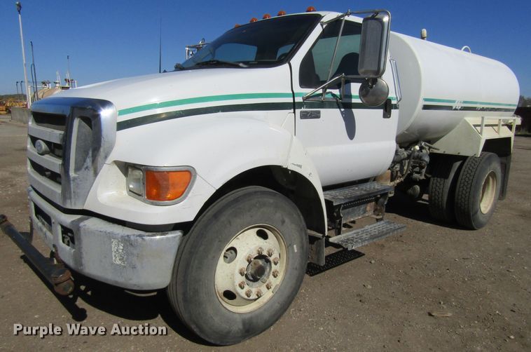image for item FD9423 2006 Ford F750 Super Duty water truck
