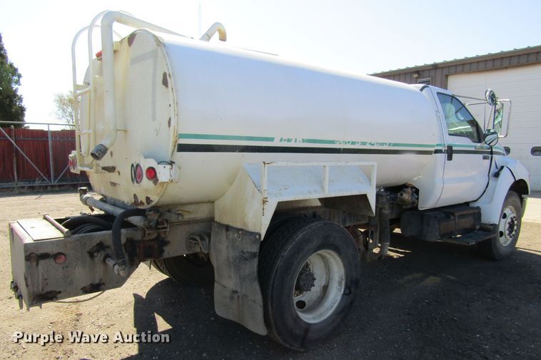 image for item FD9423 2006 Ford F750 Super Duty water truck