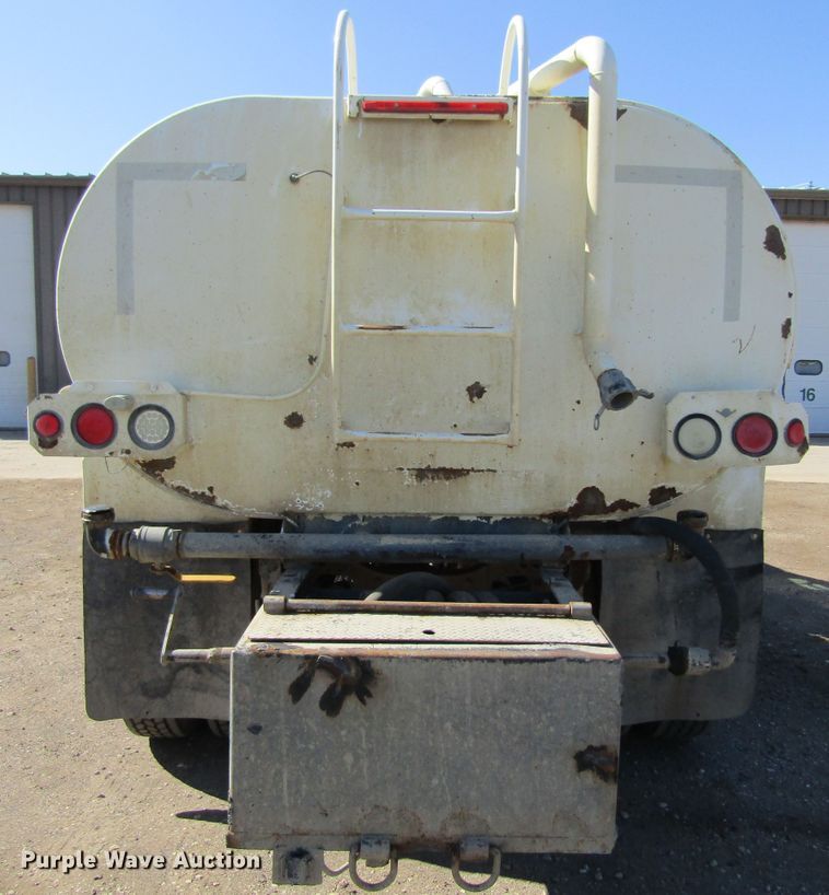 image for item FD9423 2006 Ford F750 Super Duty water truck