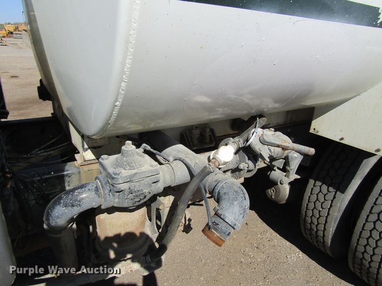 image for item FD9423 2006 Ford F750 Super Duty water truck