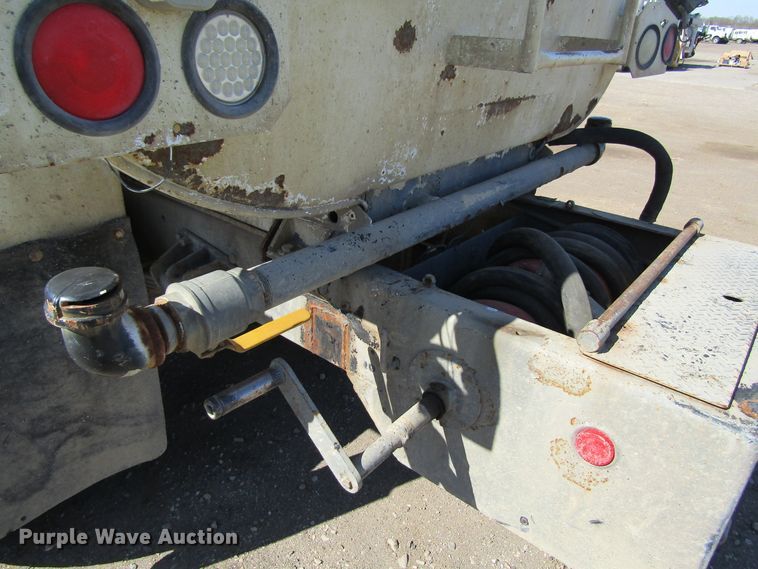 image for item FD9423 2006 Ford F750 Super Duty water truck