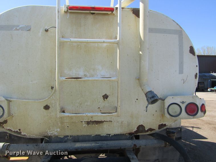 image for item FD9423 2006 Ford F750 Super Duty water truck