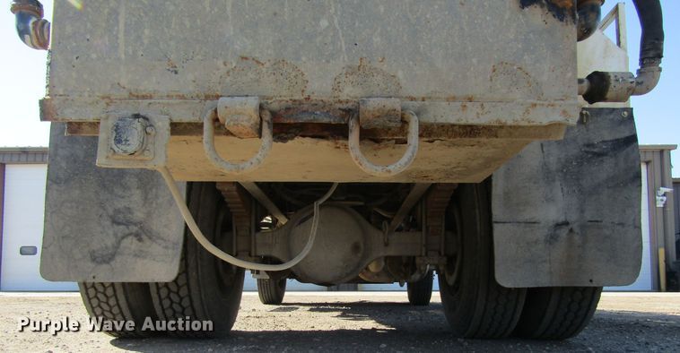 image for item FD9423 2006 Ford F750 Super Duty water truck