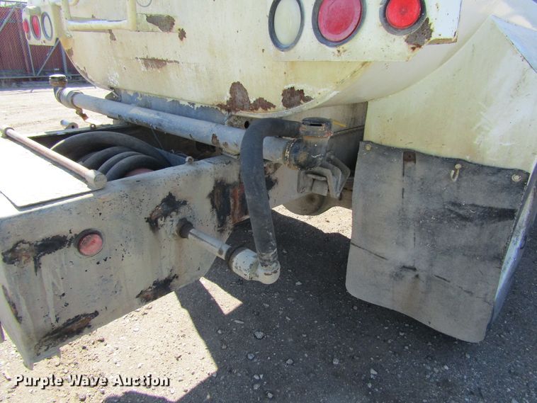 image for item FD9423 2006 Ford F750 Super Duty water truck