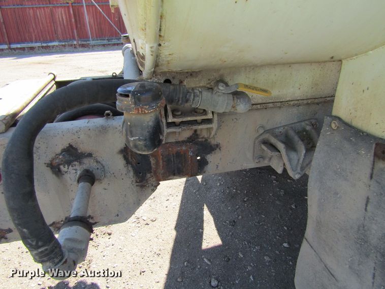 image for item FD9423 2006 Ford F750 Super Duty water truck