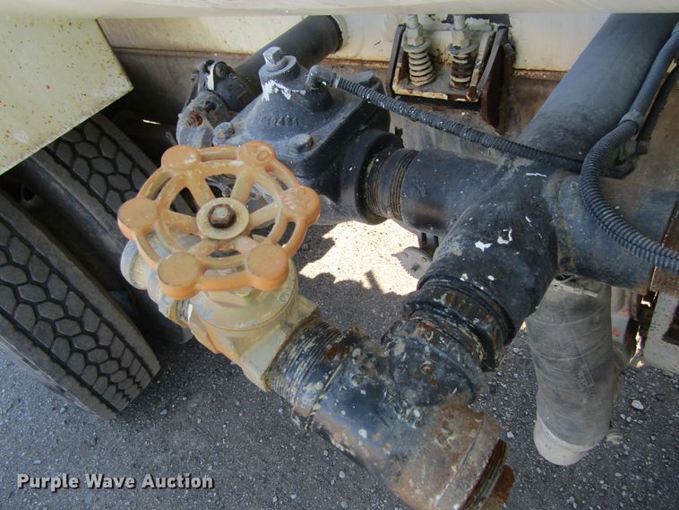 image for item FD9423 2006 Ford F750 Super Duty water truck