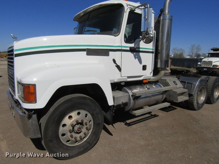 image for item FD9424 2004 Mack CH613 semi truck