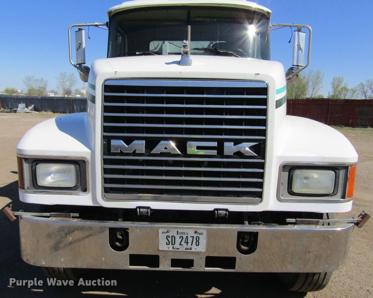 image for item FD9424 2004 Mack CH613 semi truck