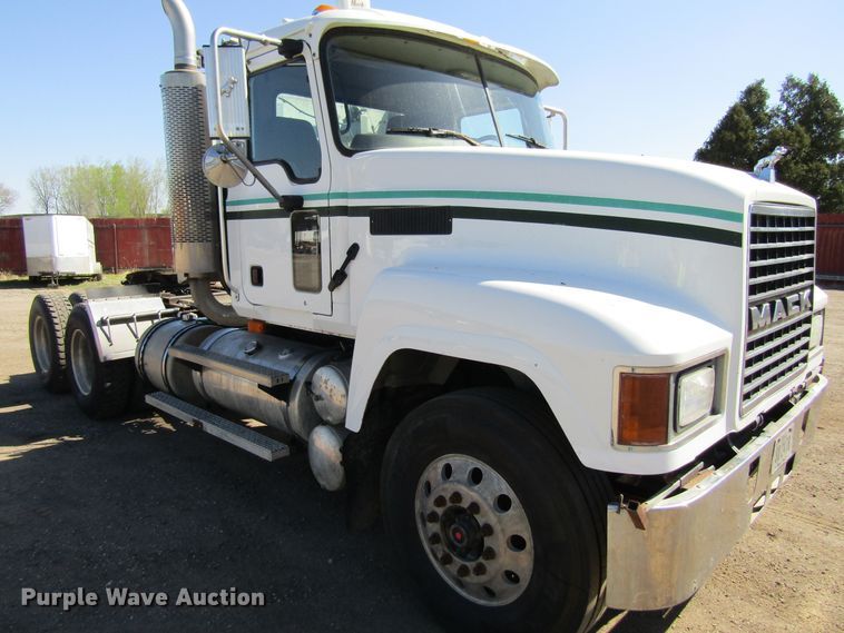 image for item FD9424 2004 Mack CH613 semi truck