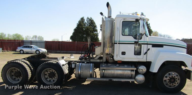 image for item FD9424 2004 Mack CH613 semi truck