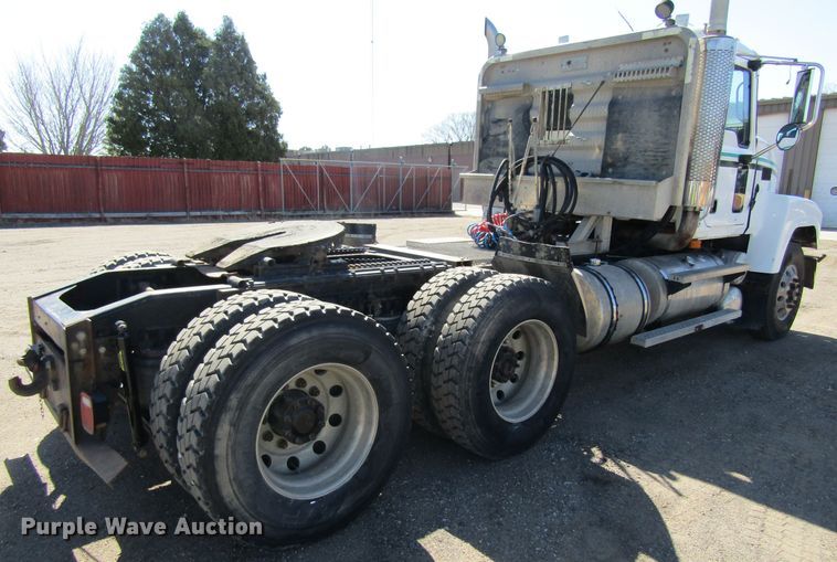 image for item FD9424 2004 Mack CH613 semi truck