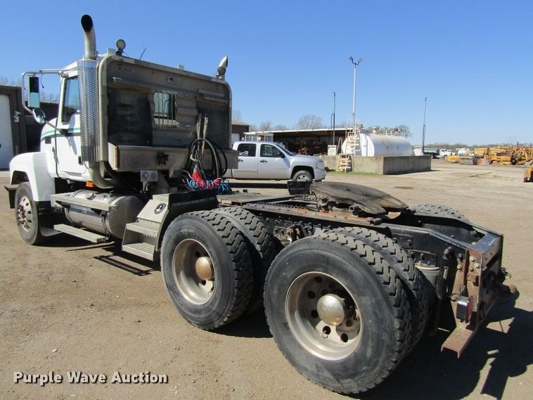 image for item FD9424 2004 Mack CH613 semi truck