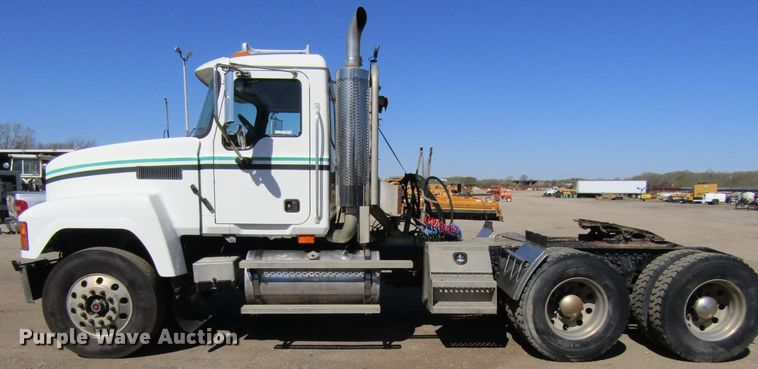 image for item FD9424 2004 Mack CH613 semi truck