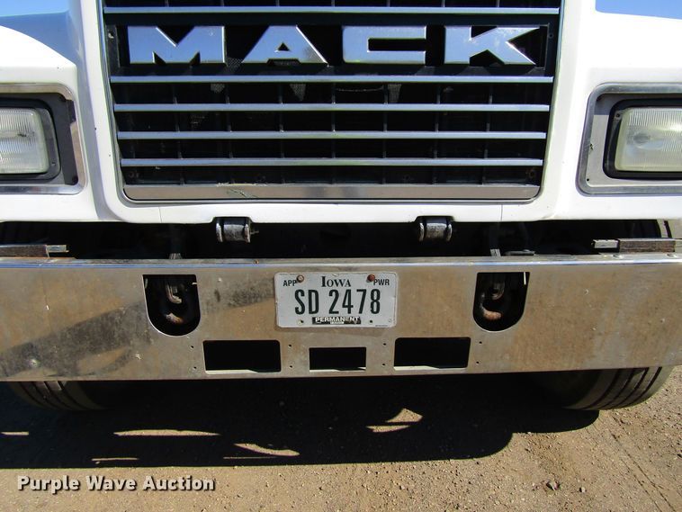 image for item FD9424 2004 Mack CH613 semi truck