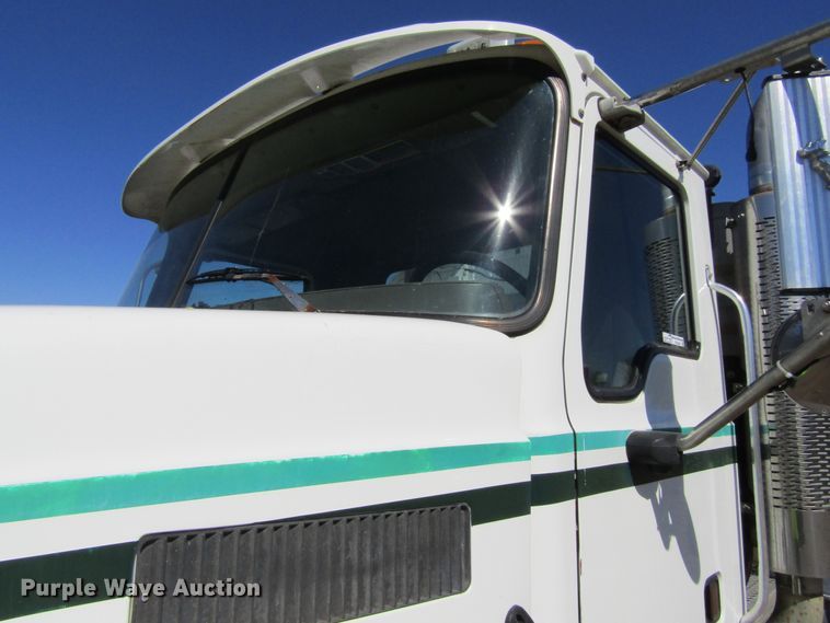 image for item FD9424 2004 Mack CH613 semi truck