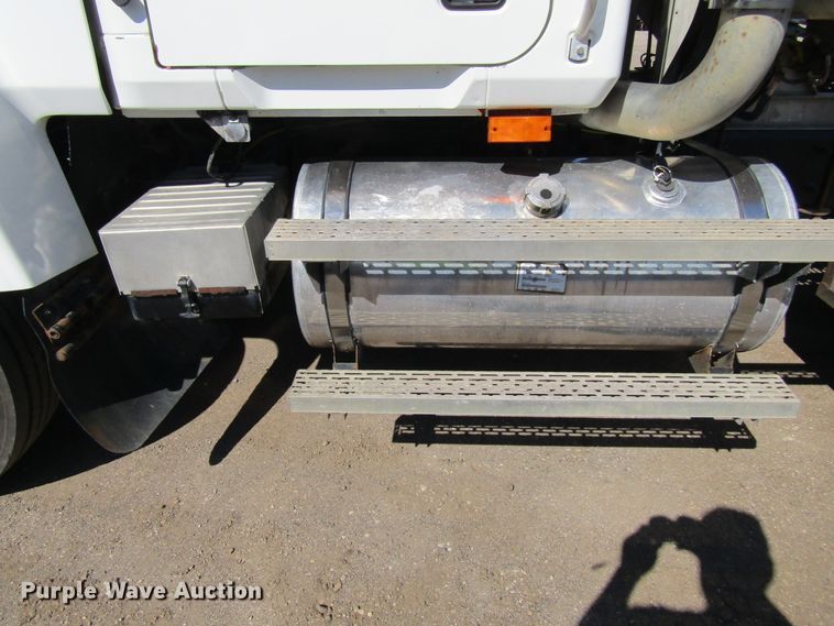 image for item FD9424 2004 Mack CH613 semi truck