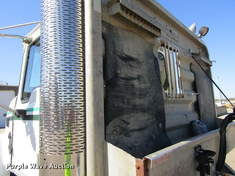 image for item FD9424 2004 Mack CH613 semi truck