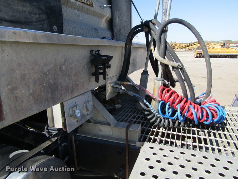 image for item FD9424 2004 Mack CH613 semi truck