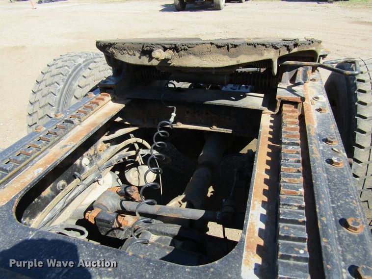 image for item FD9424 2004 Mack CH613 semi truck