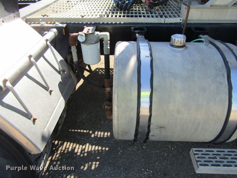 image for item FD9424 2004 Mack CH613 semi truck