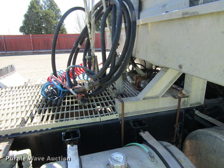 image for item FD9424 2004 Mack CH613 semi truck