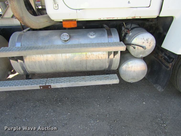 image for item FD9424 2004 Mack CH613 semi truck