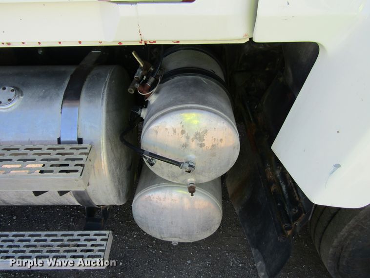 image for item FD9424 2004 Mack CH613 semi truck