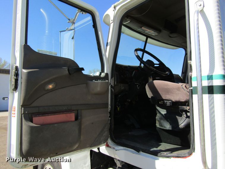 image for item FD9424 2004 Mack CH613 semi truck