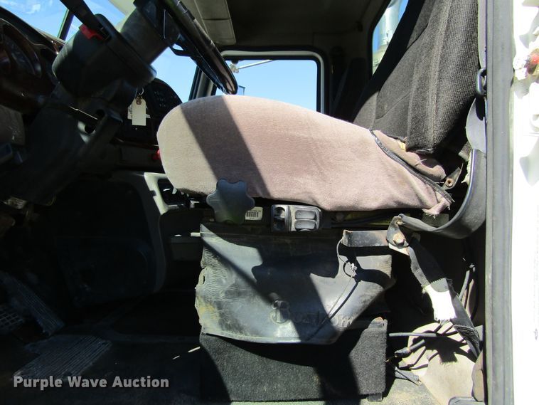 image for item FD9424 2004 Mack CH613 semi truck