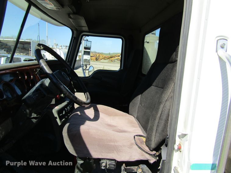 image for item FD9424 2004 Mack CH613 semi truck